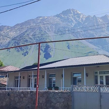 Guest House Lela Rezo Stepantsminda Exterior photo