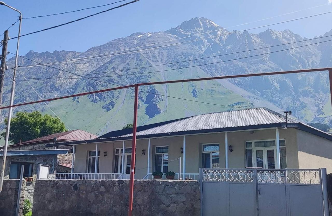 Guest House Lela Rezo Stepantsminda Exterior photo