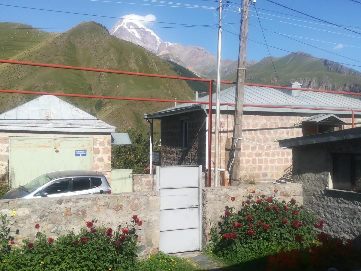 Guest House Lela Rezo Stepantsminda Exterior photo