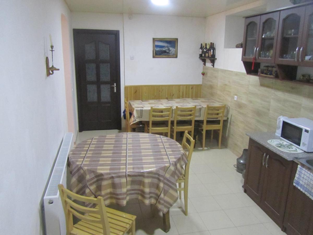 Guest House Lela Rezo Stepantsminda Exterior photo